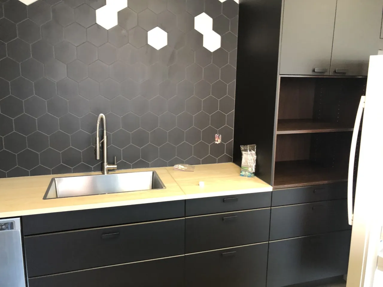 Cuisine employés avec dosseret hexagonal – projet Breathlife