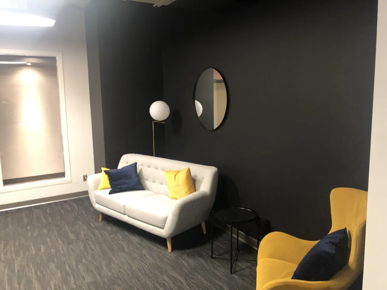 Salon moderne aménagé par Covem Construction – rénovation commerciale