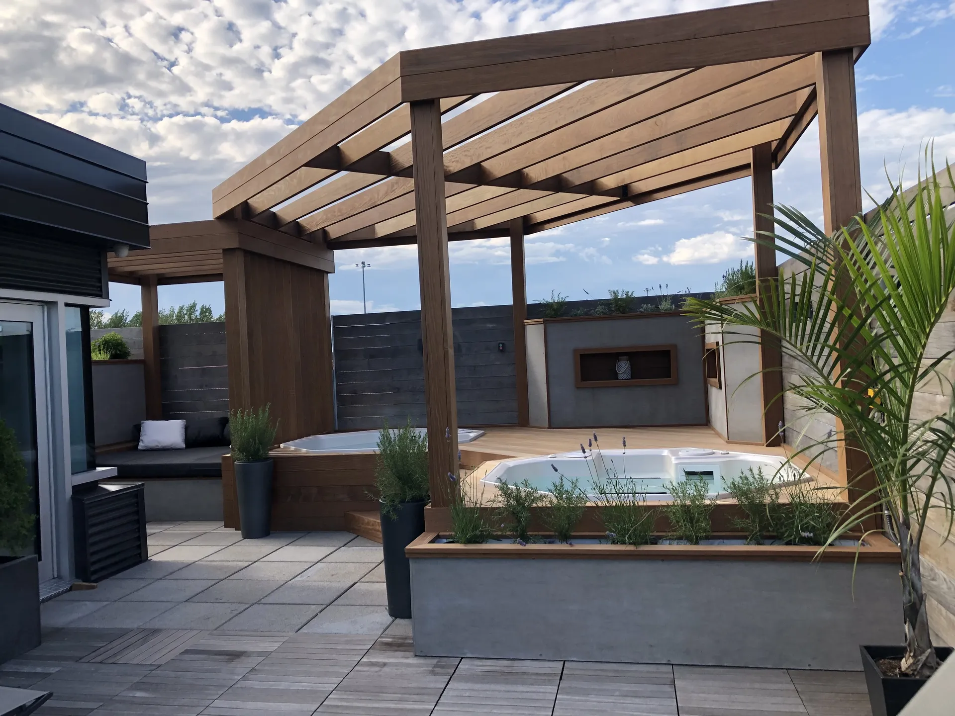 Terrasse spa avec pergola en bois – projet Spa Dioro