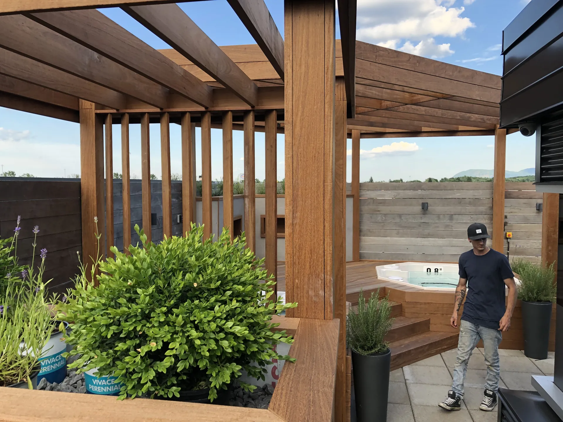 Pergola en bois et végétation – projet Spa Dioro