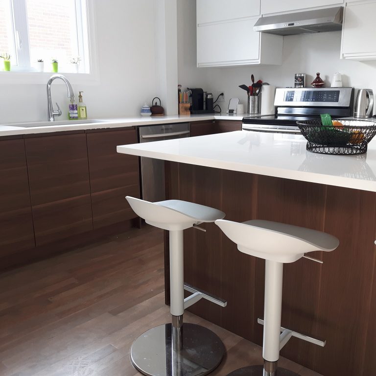 Rénovation complète d'une cuisine ouverte par Covem Construction