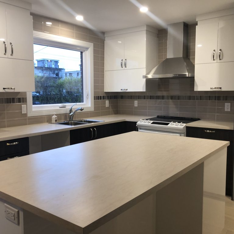 Rénovation complète d'une cuisine ouverte par Covem Construction