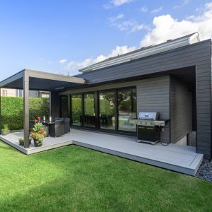 Agrandissement résidentiel avec terrasse et pergola, et aménagement contour et cloture de piscine.