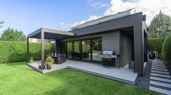 Agrandissement résidentiel avec terrasse et pergola, et aménagement contour et cloture de piscine.