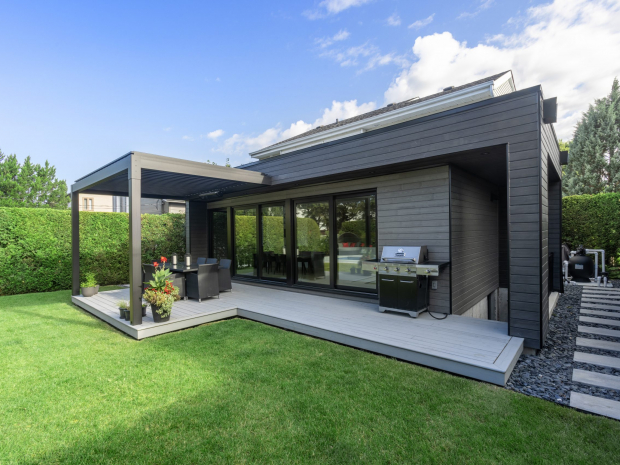 Agrandissement résidentiel avec terrasse et pergola, et aménagement contour et cloture de piscine.